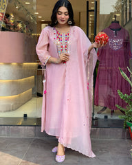 SalwarLove Stitched Chanderi Silk Kurti Set for Women β Soft Pink with Ethnic Detailing.