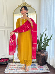 SalwarLove Elegant Mustard Kurta with Intricate Thread Embroidery and Contrasting Pink Dupatta – Ideal for Wedding and Festive Occasions.