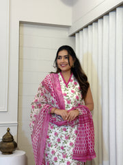 SalwarLove Floral Printed Cotton Slub Kurta Set with Chanderi Dupatta & Lace Work – Sleeveless V-Neck Design