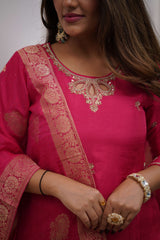 SalwarLove Chic Gajri Delight – Traditional Kurta Set with Elegant Embroidery.