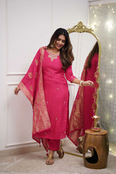 SalwarLove Chic Gajri Delight – Traditional Kurta Set with Elegant Embroidery.