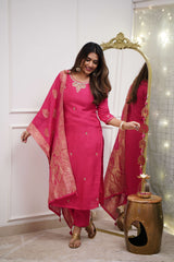 SalwarLove Chic Gajri Delight – Traditional Kurta Set with Elegant Embroidery.