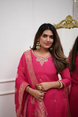 SalwarLove Chic Gajri Delight – Traditional Kurta Set with Elegant Embroidery.