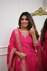 SalwarLove Chic Gajri Delight – Traditional Kurta Set with Elegant Embroidery.